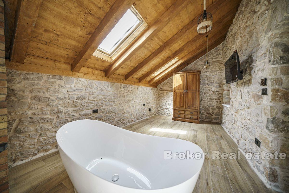 Odnowiony dom w centrum z basenem i widokiem na morze