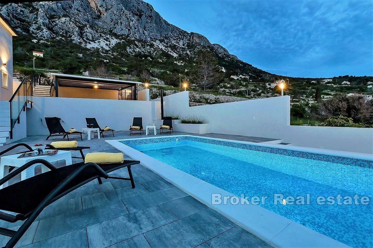 Villa con piscina e vista mare