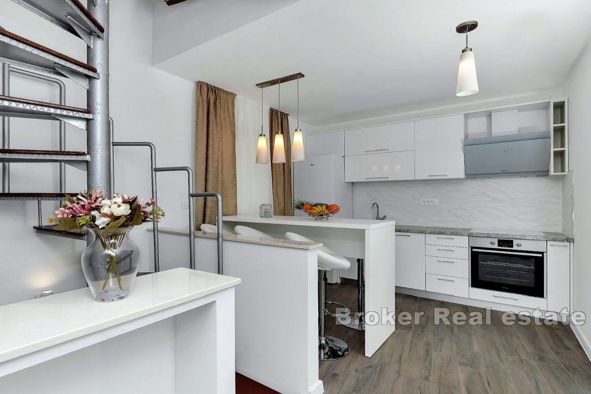 Villa med pool och havsutsikt