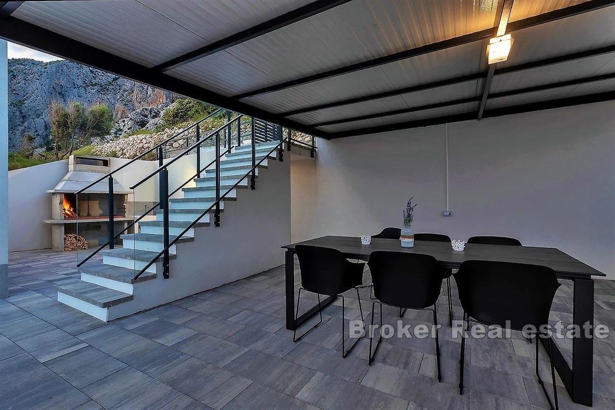 Villa med pool och havsutsikt