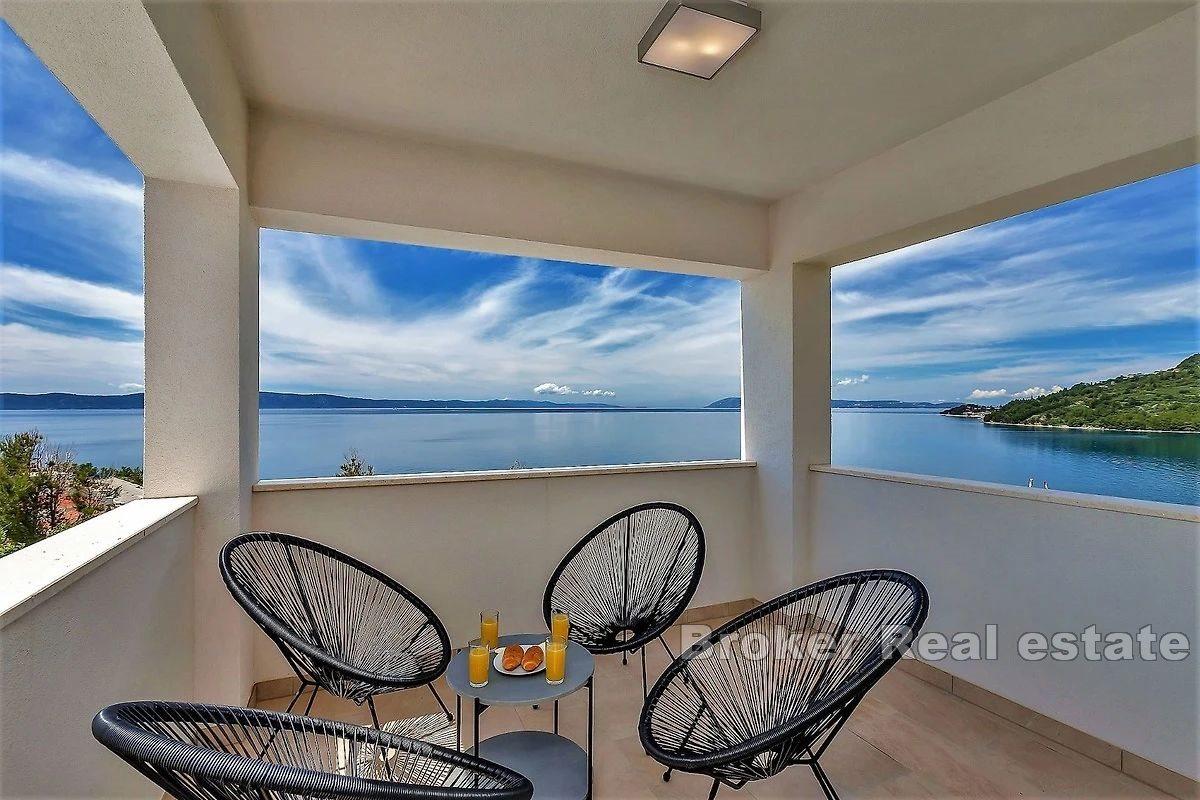 Villa med pool och havsutsikt