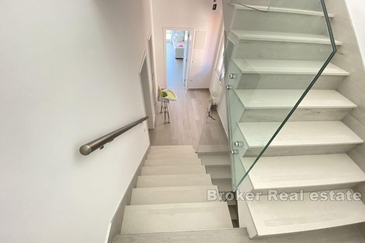 Привлекательная вилла с бассейном на крыше, первый ряд от моря