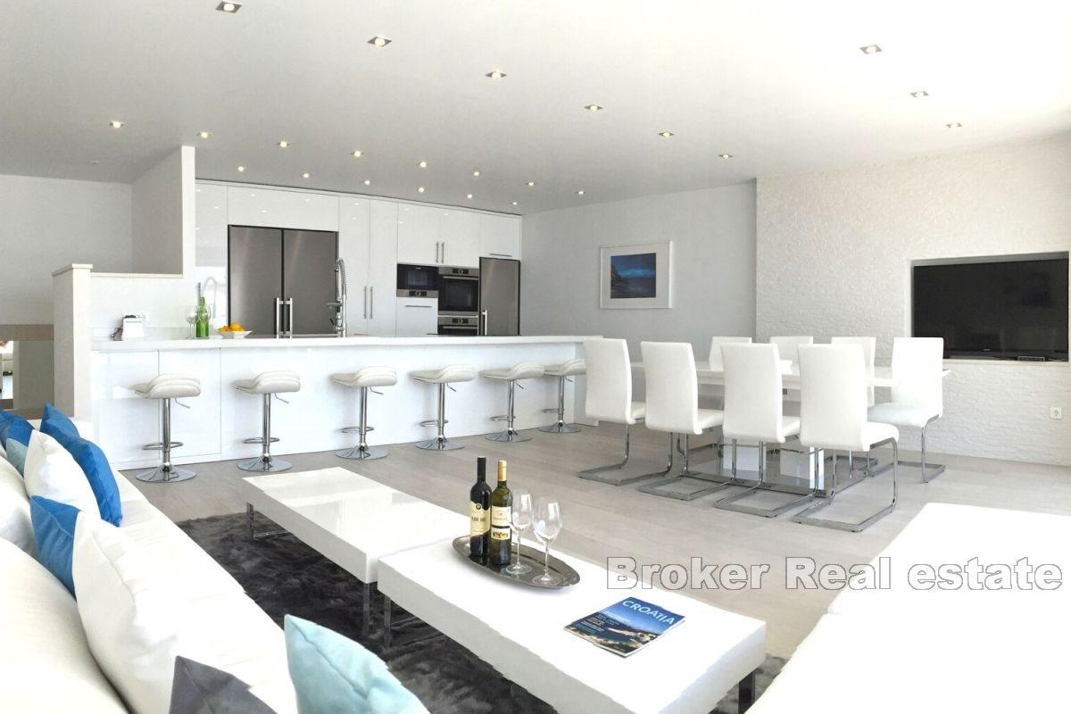 Attractive villa with roof pool, first row to the sea