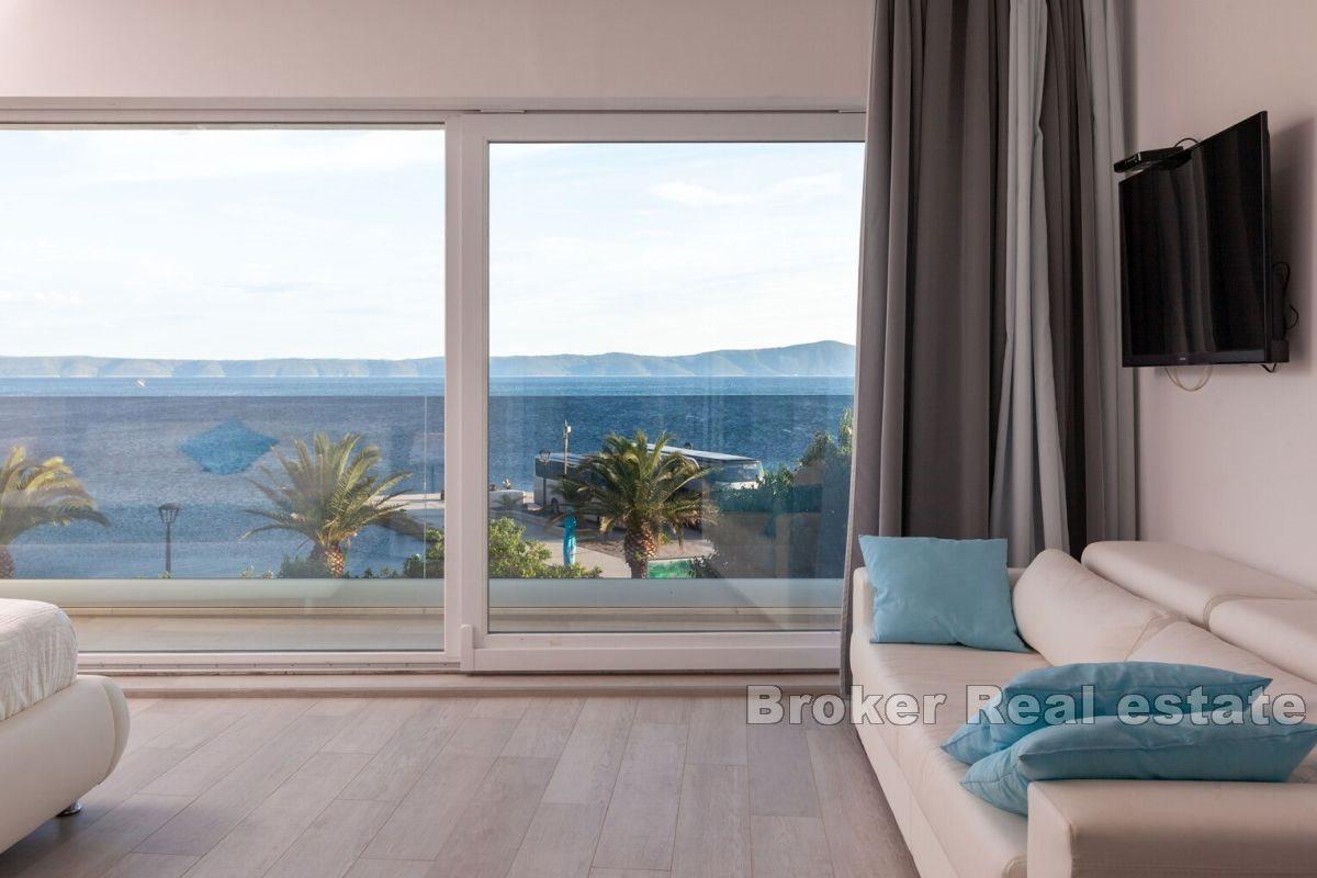 Attractive villa with roof pool, first row to the sea