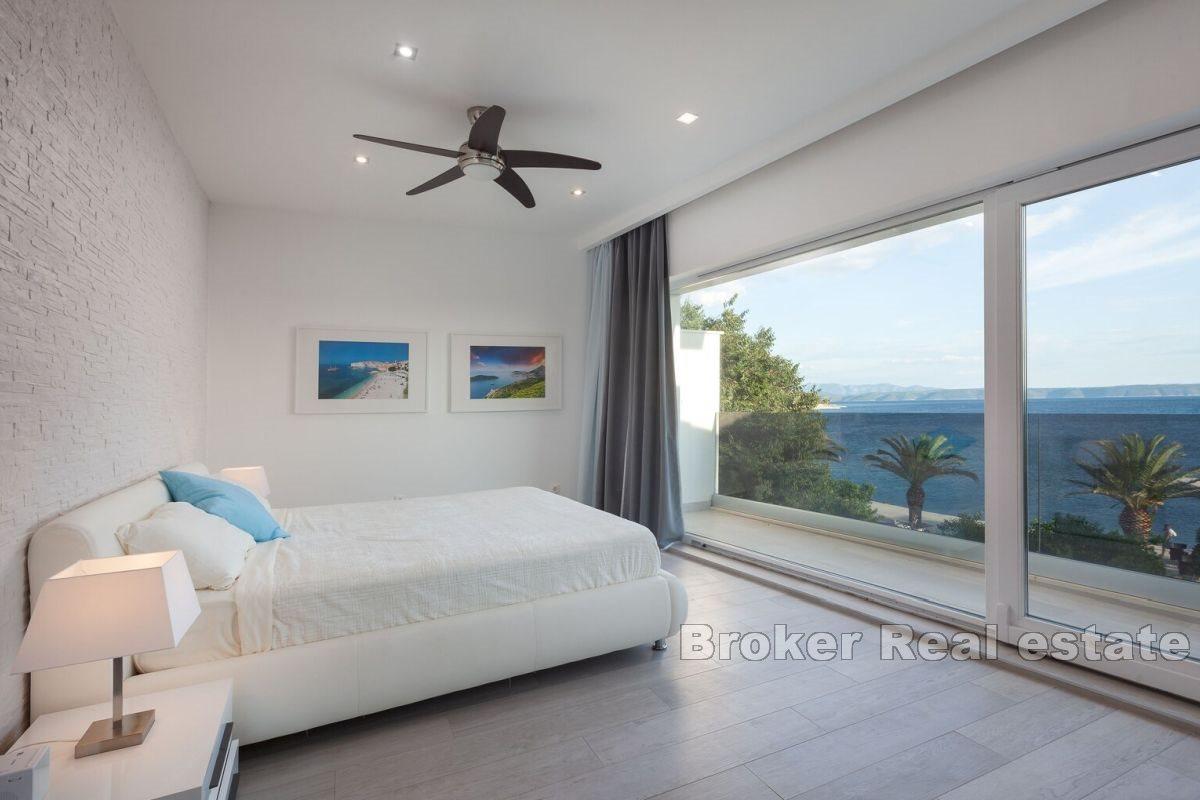 Attractive villa with roof pool, first row to the sea