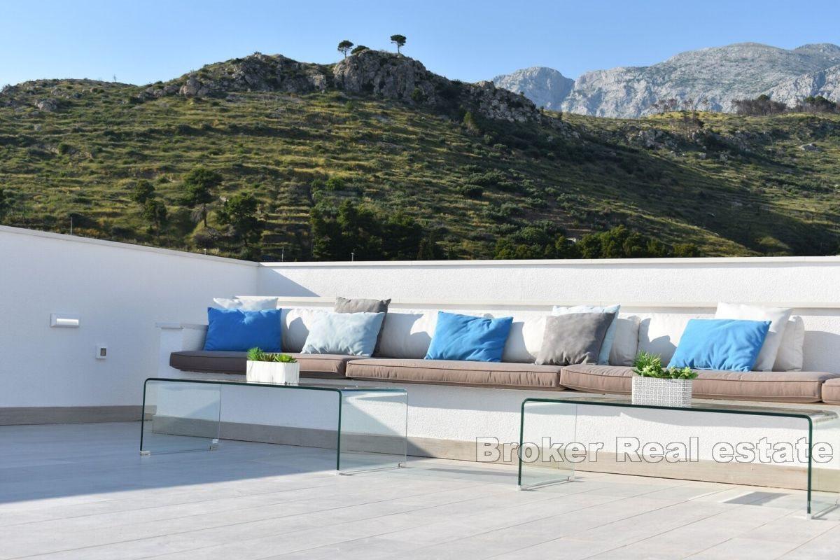Attractive villa with roof pool, first row to the sea
