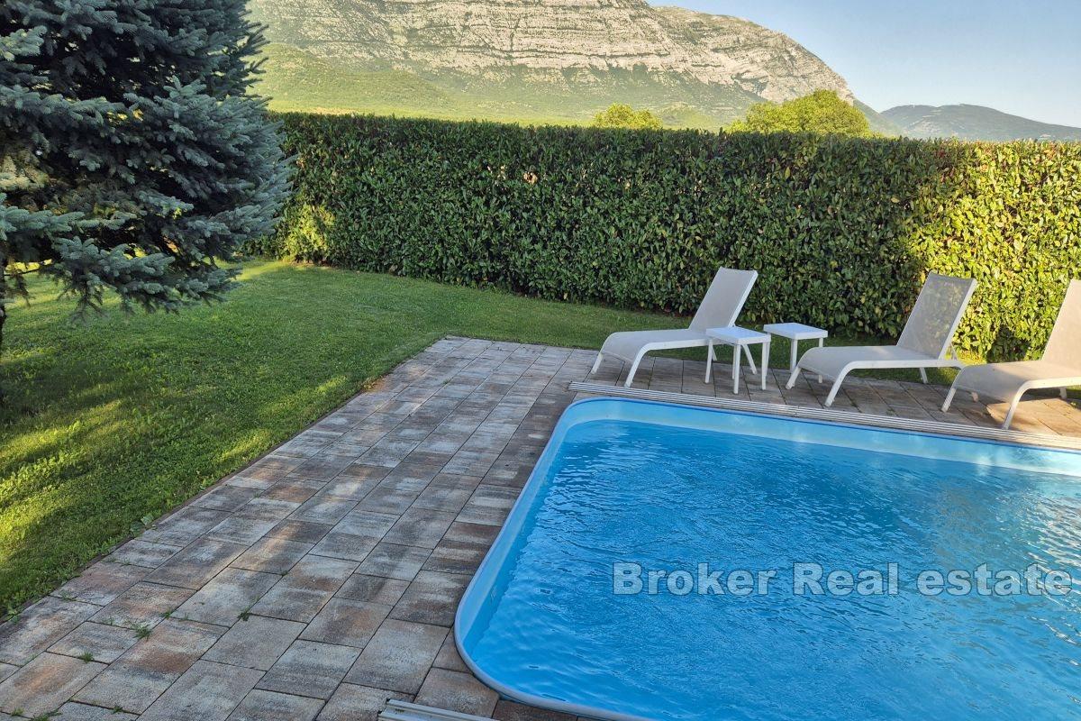 Fristående hus vid floden med pool och anlagd trädgård