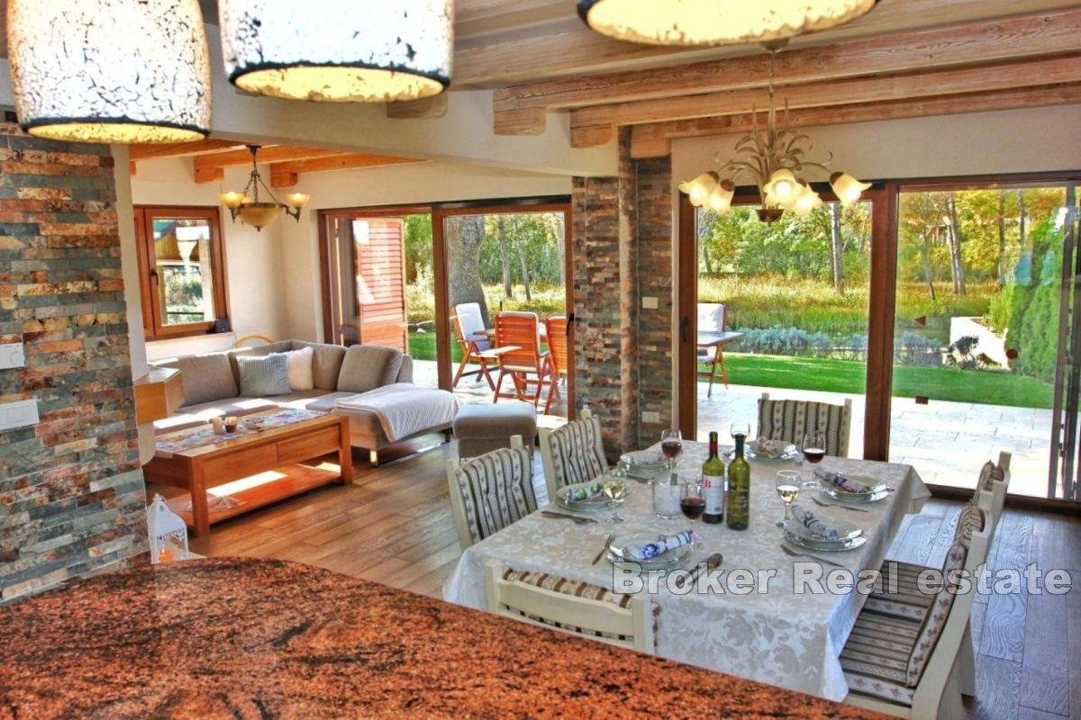 Fristående hus vid floden med pool och anlagd trädgård