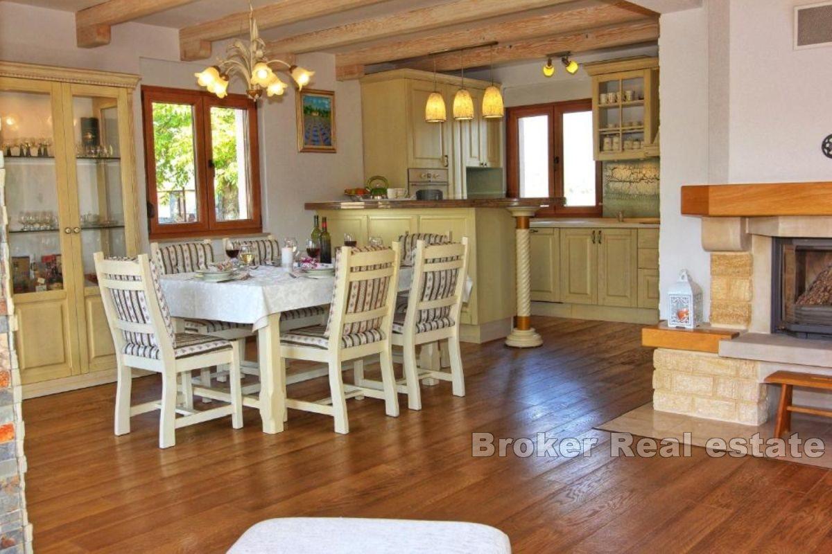 Fristående hus vid floden med pool och anlagd trädgård