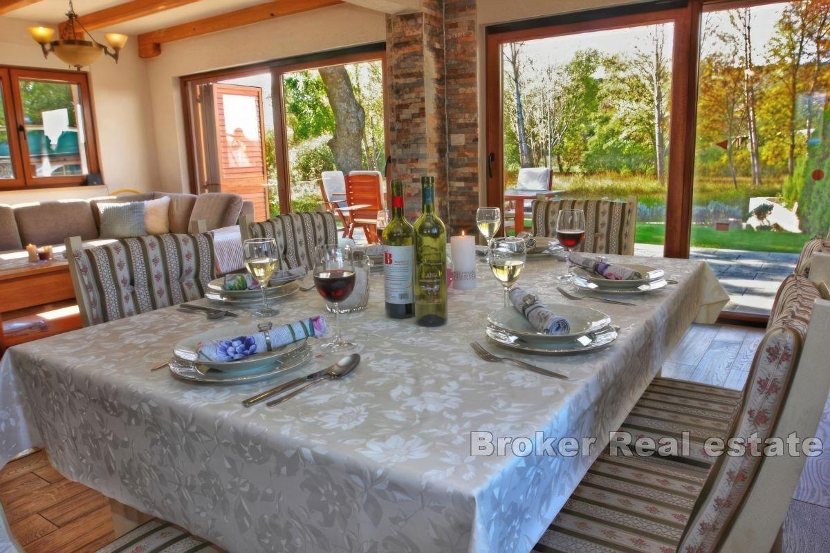 Dom wolnostojący nad rzeką z basenem i zagospodarowanym ogrodem