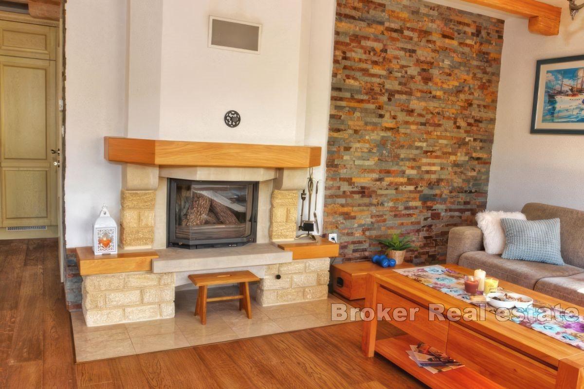 Fristående hus vid floden med pool och anlagd trädgård