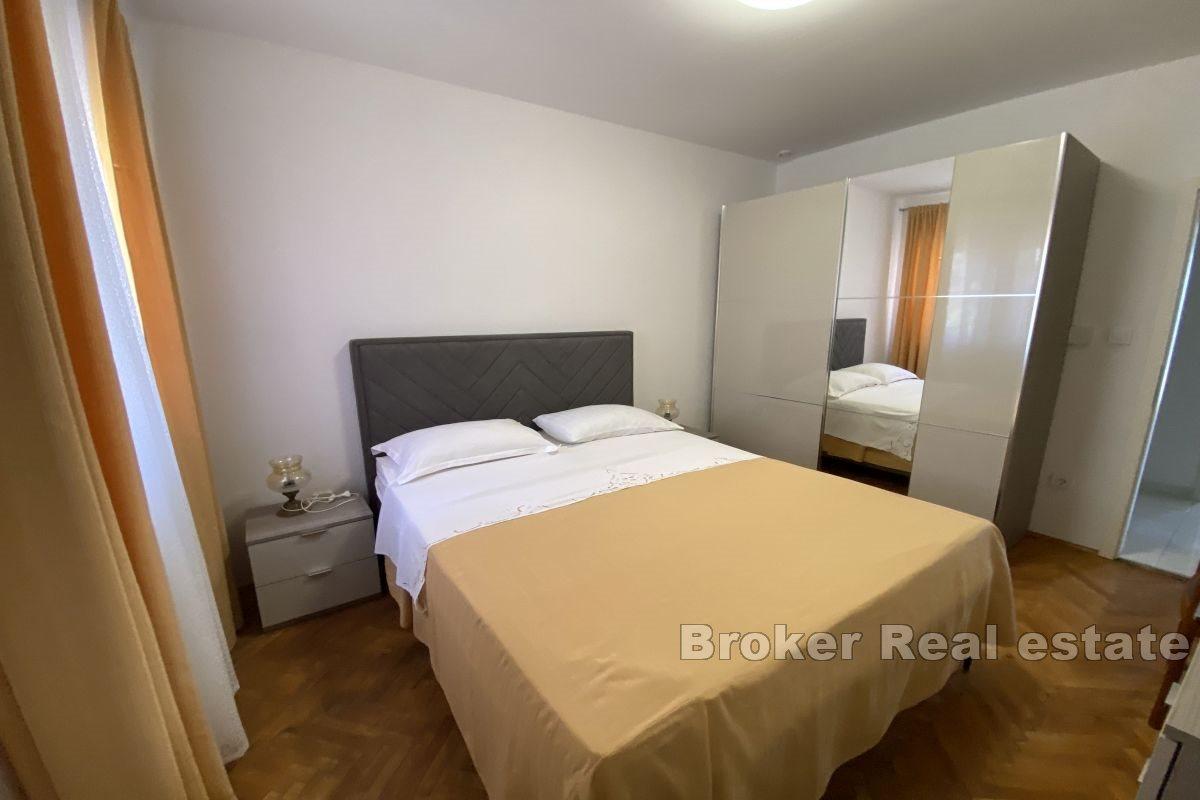 Tourismus- und Gastgewerbeeinrichtung, erste Reihe zum Meer