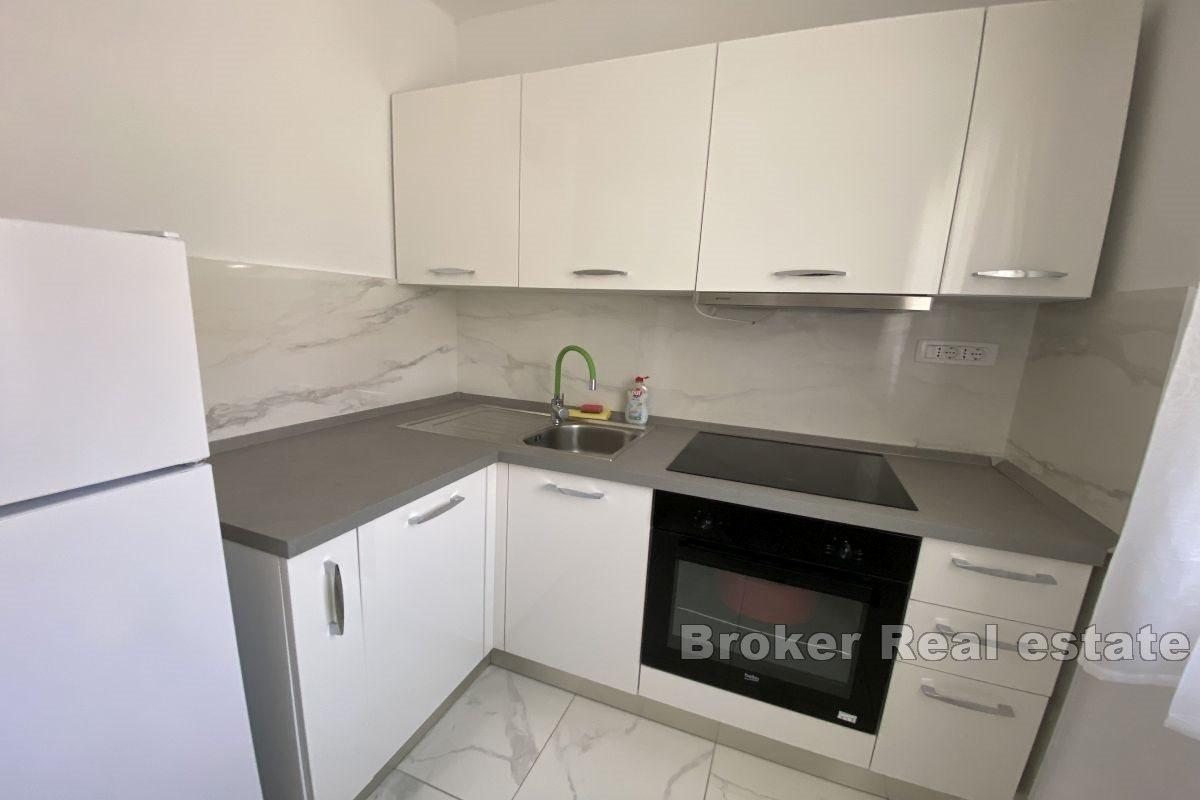 Tourismus- und Gastgewerbeeinrichtung, erste Reihe zum Meer