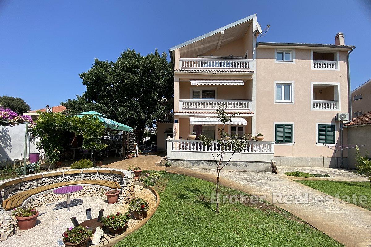 Apartmanska kuća s restoranom