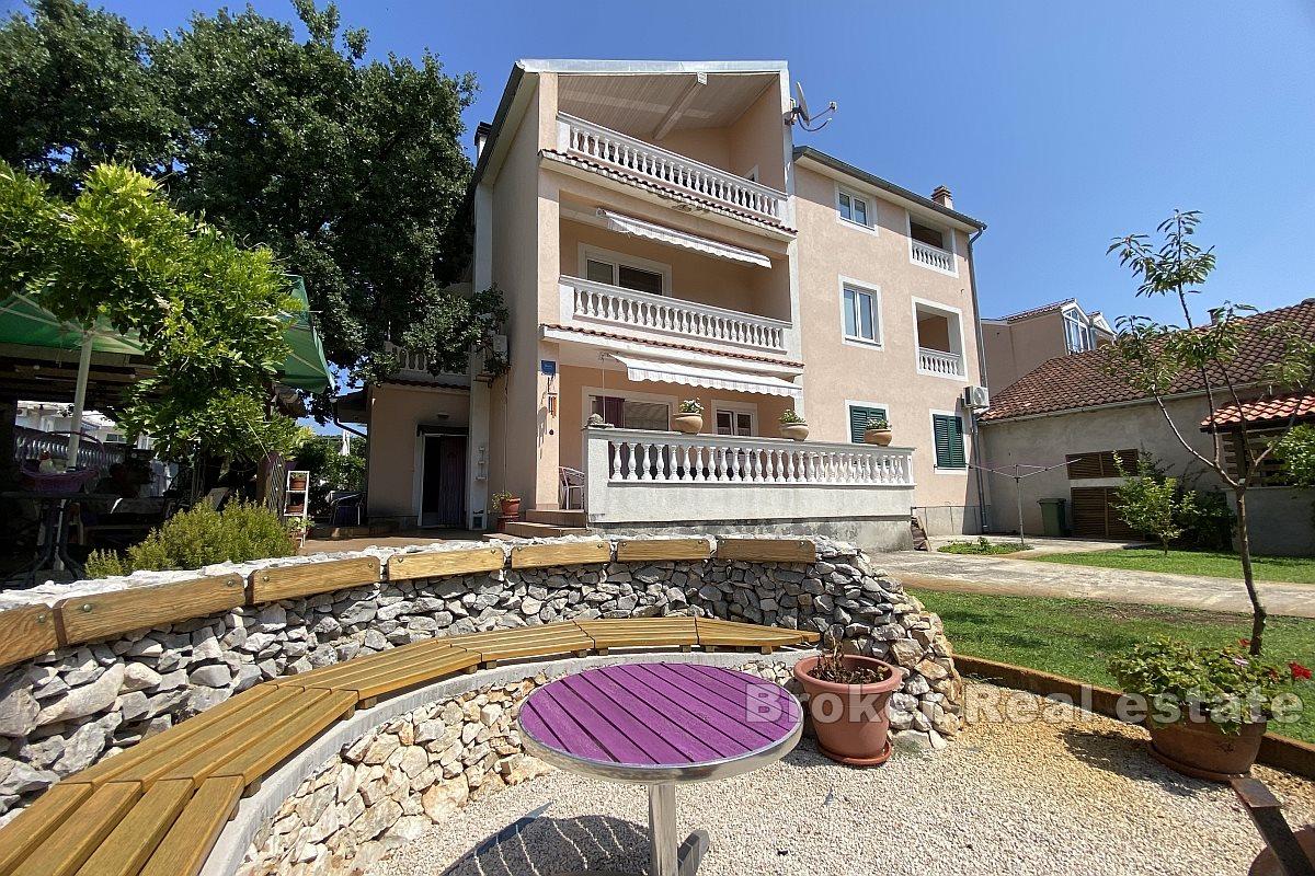 Apartmanska kuća s restoranom