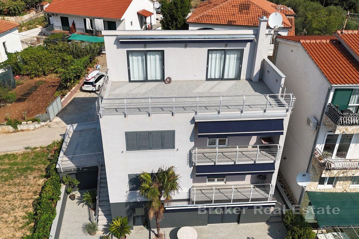 Exklusiv försäljning av villa, första raden mot havet