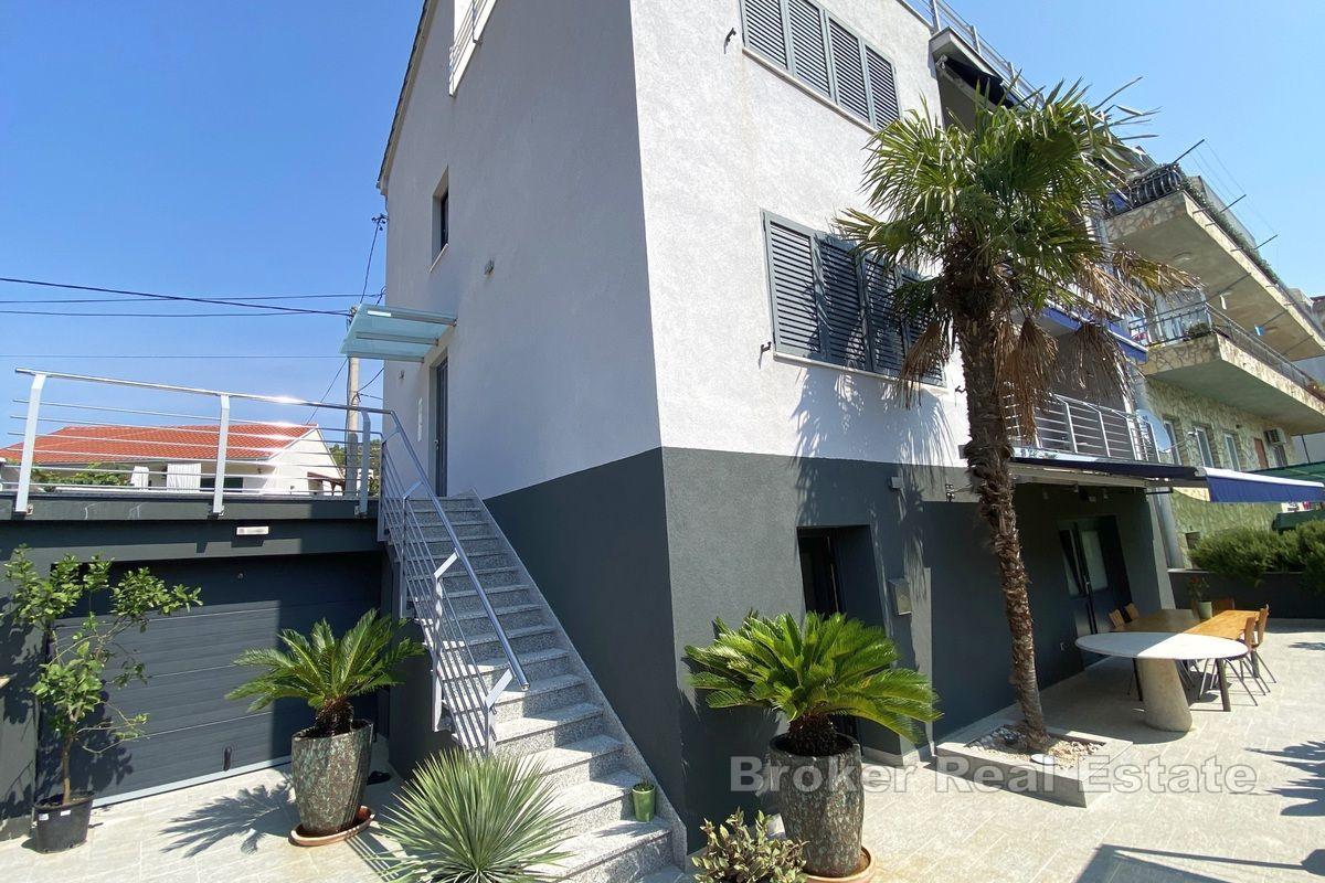 Exkluzivní prodej samostatně stojícího domu, první řada k moři