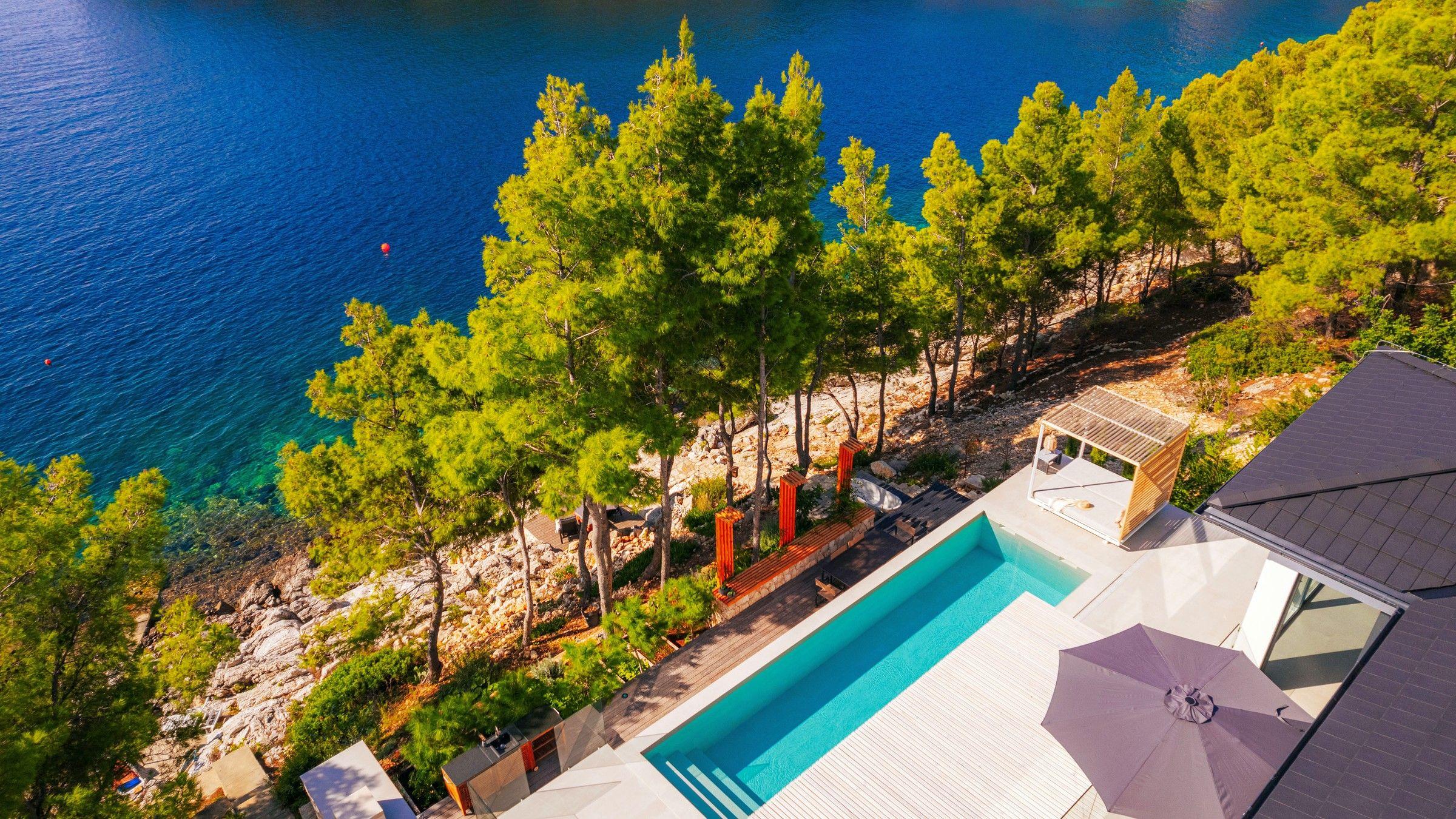 01-2044-33-Korcula-Luxury-villa-in-the-first-row-to-the-sea-for-sale