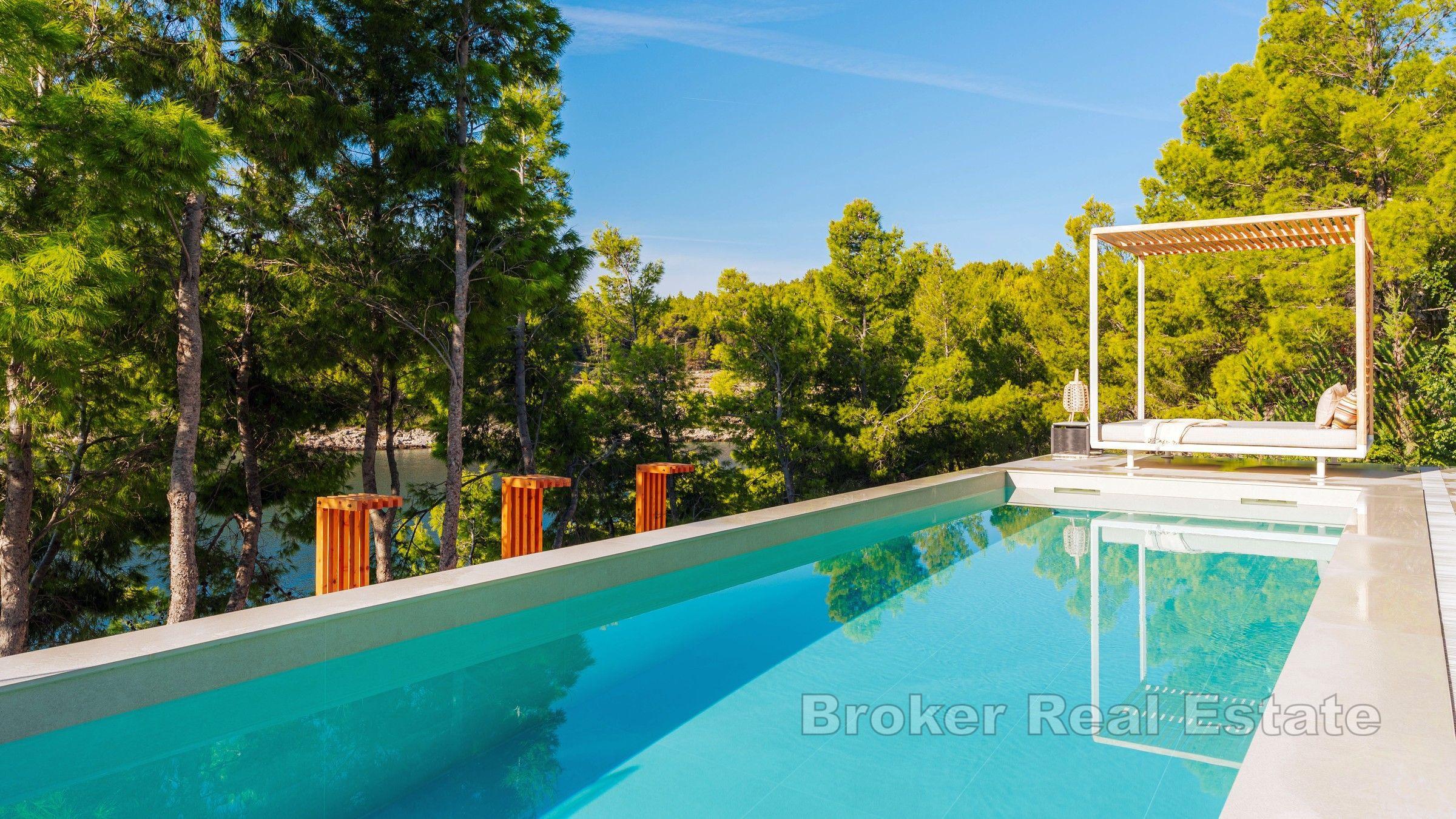 Роскошная недвижимость в уникальном месте, в первом ряду от моря