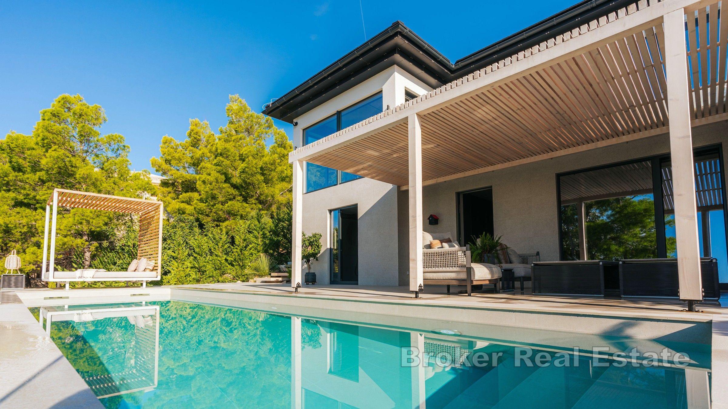 Роскошная недвижимость в уникальном месте, в первом ряду от моря