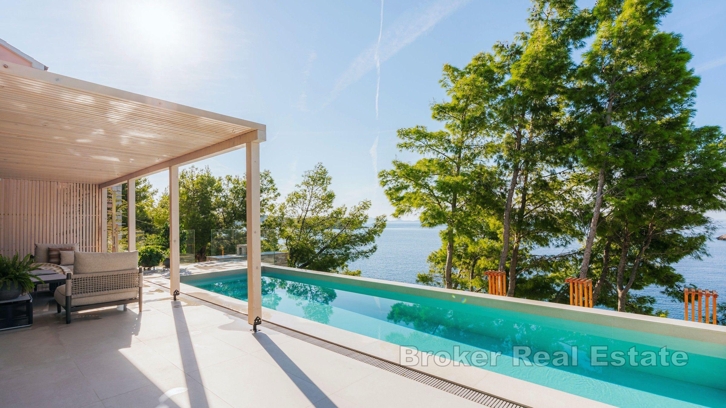 Роскошная недвижимость в уникальном месте, в первом ряду от моря