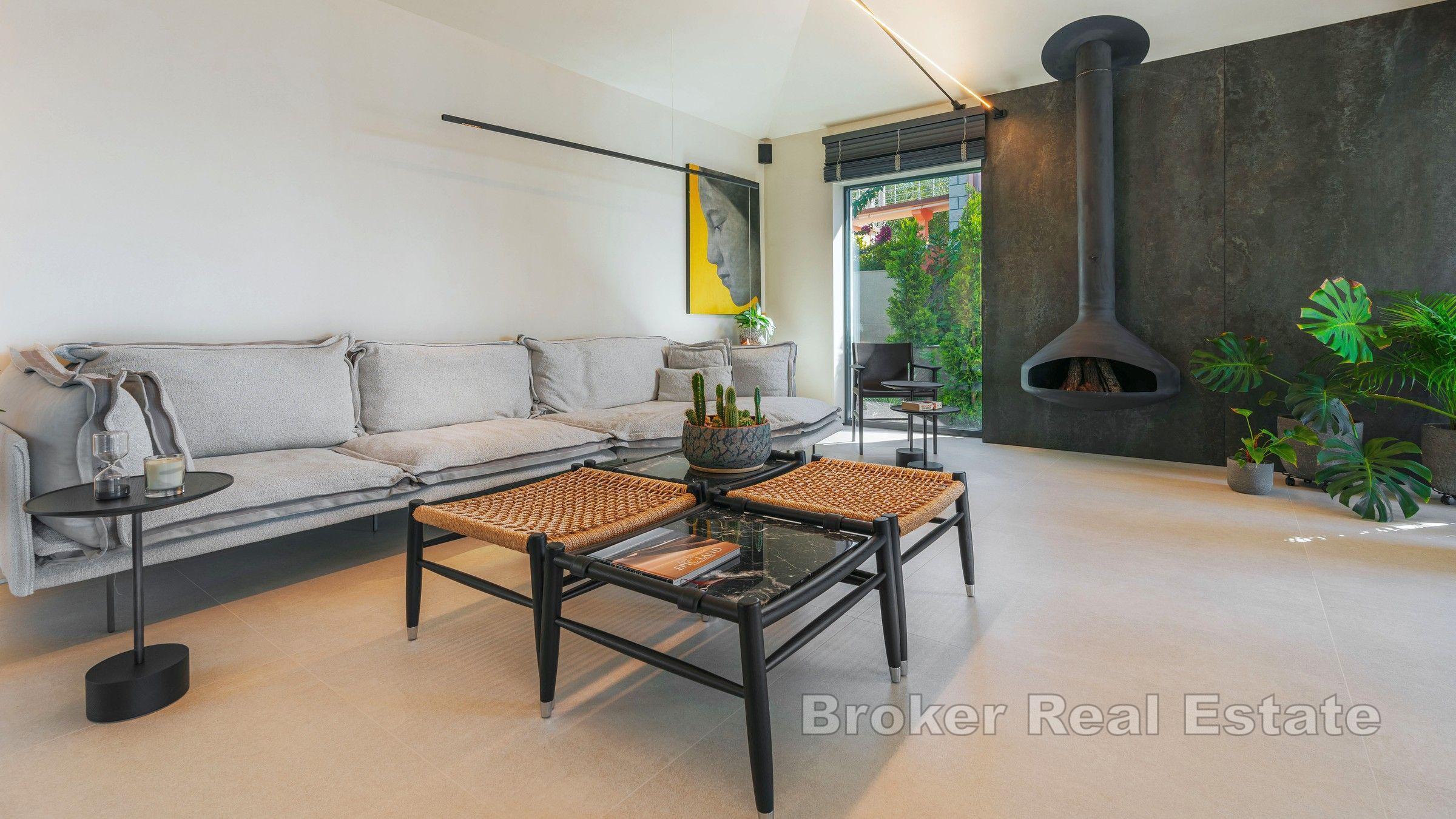 Роскошная недвижимость в уникальном месте, в первом ряду от моря