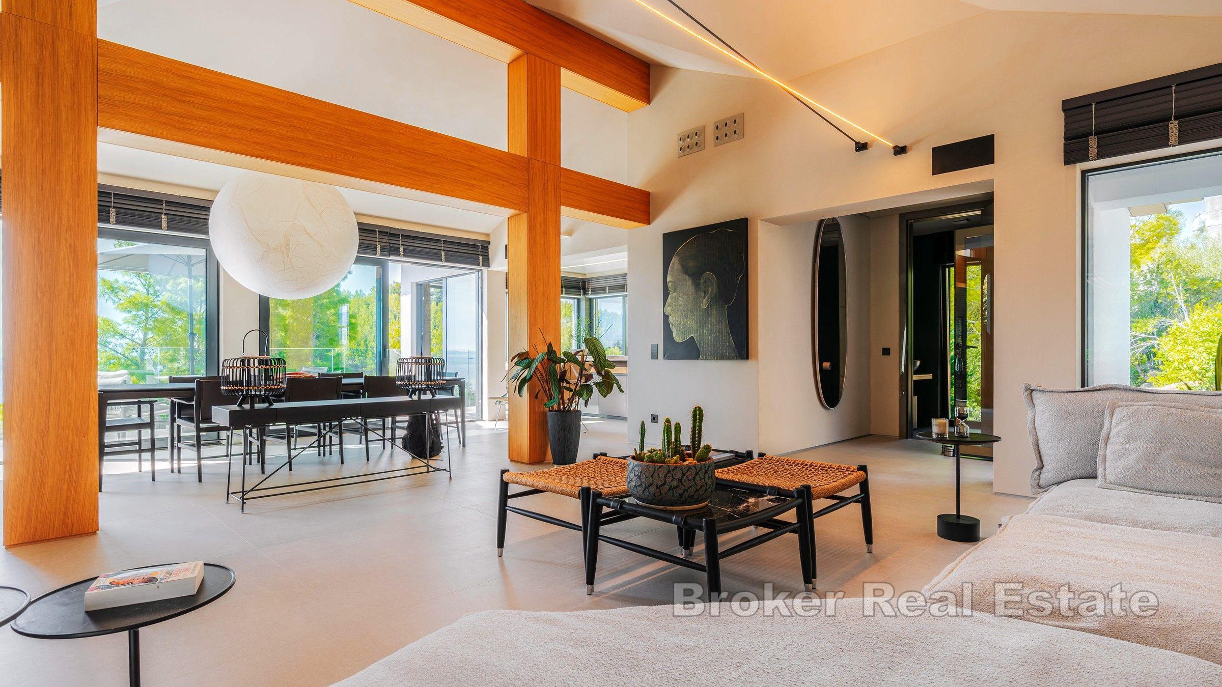 Роскошная недвижимость в уникальном месте, в первом ряду от моря