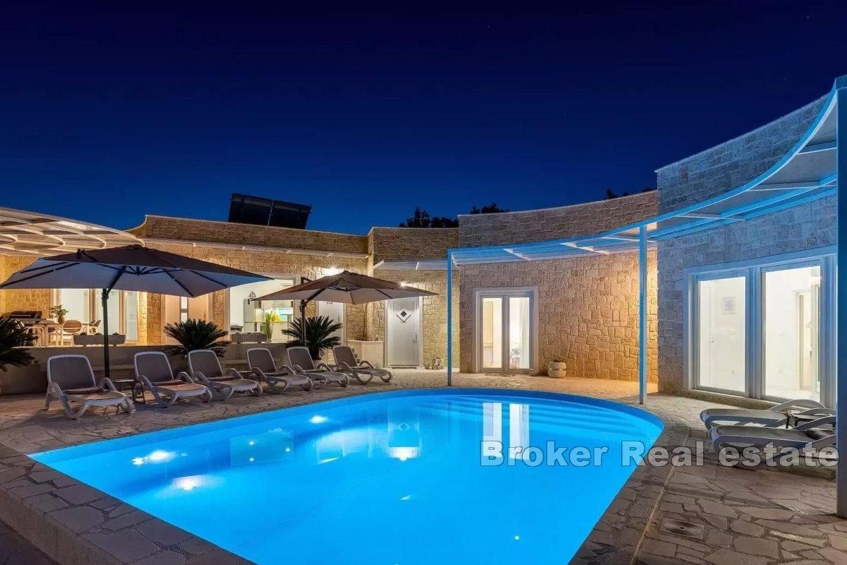 Moderne villa med basseng