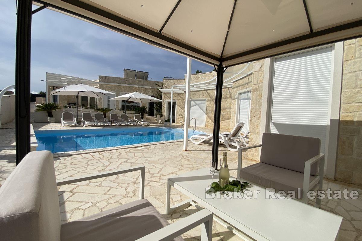 Moderne villa med basseng