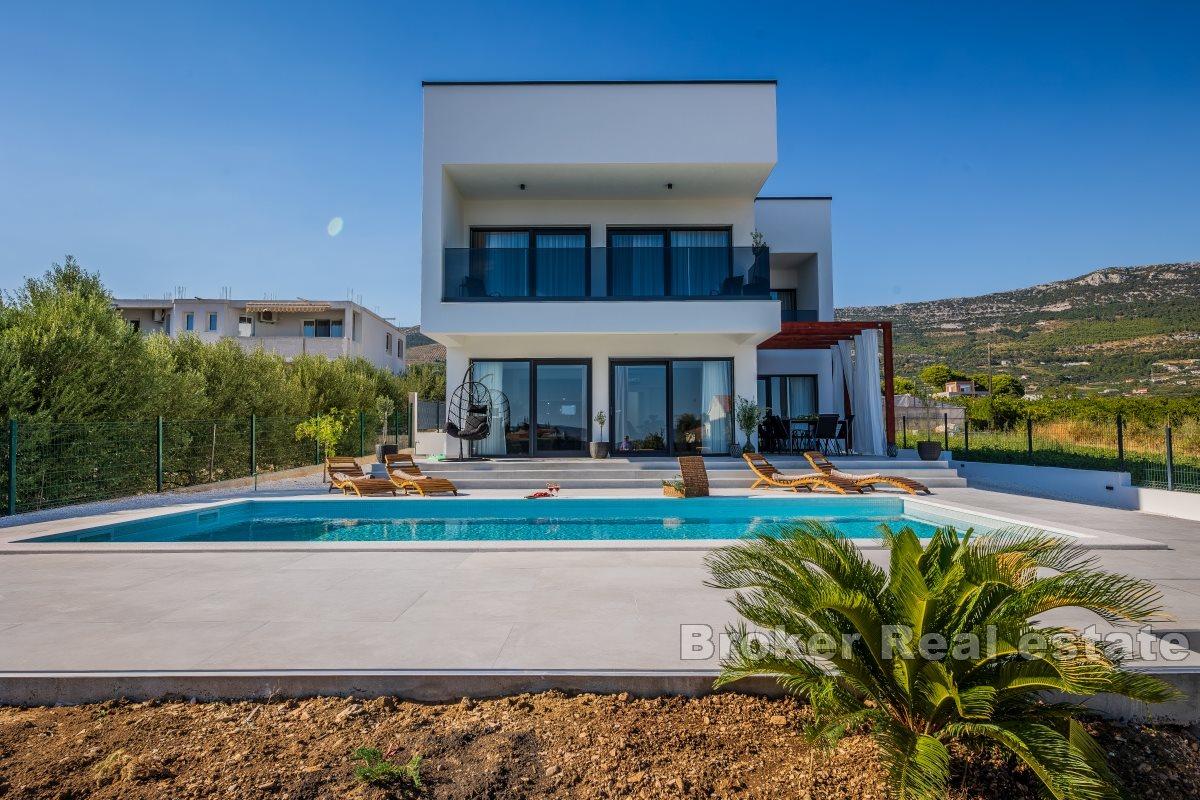 Villa moderne avec piscine et vue imprenable sur la mer