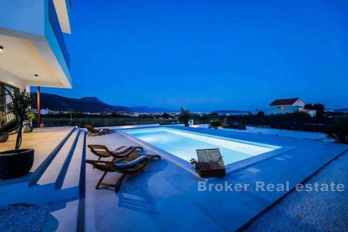 Modern villa med pool och fantastisk havsutsikt