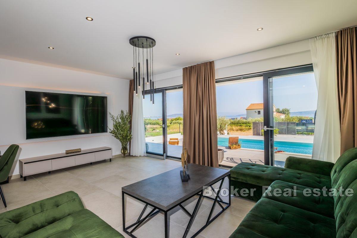 Villa moderne avec piscine et vue imprenable sur la mer