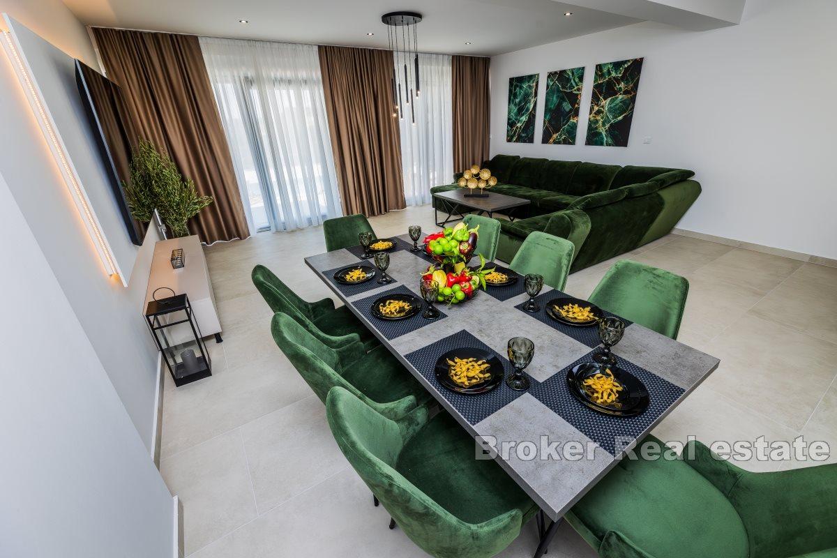 Villa moderne avec piscine et vue imprenable sur la mer