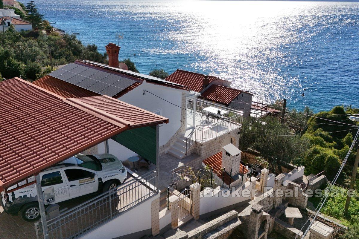 Fristående hus i andra raden från havet