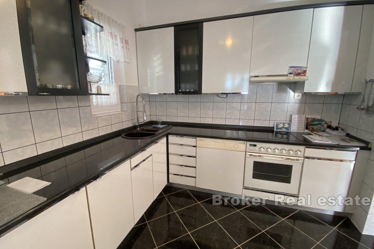 Maison individuelle en deuxième rangée de la mer