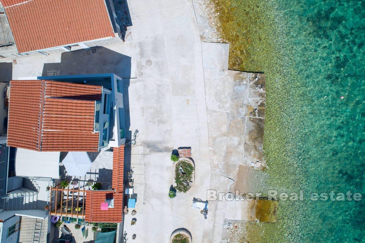 Prekrasna kuća prvi red uz more