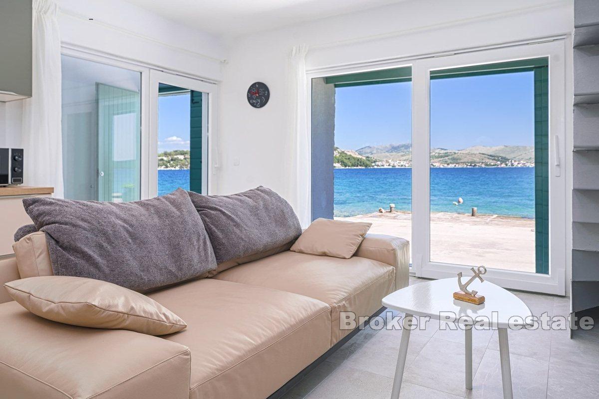 Beautiful house in the first row to the sea