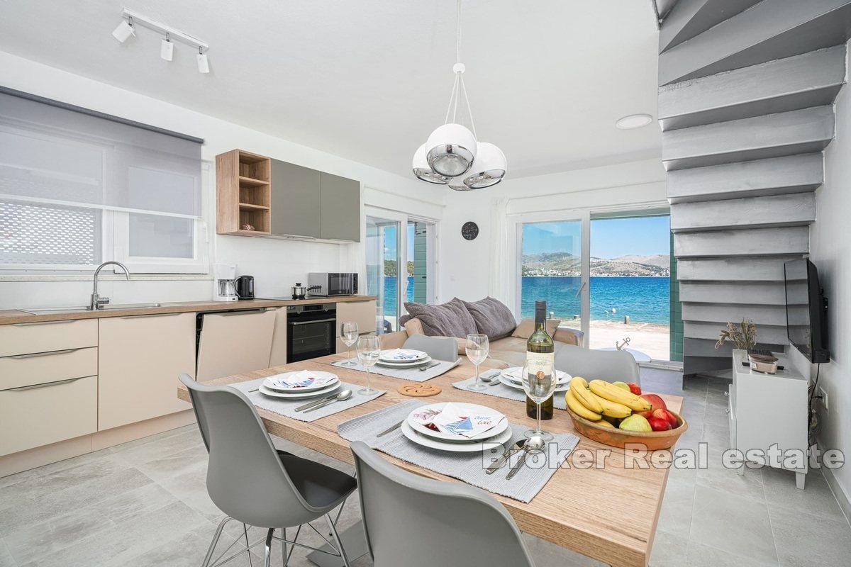 Beautiful house in the first row to the sea