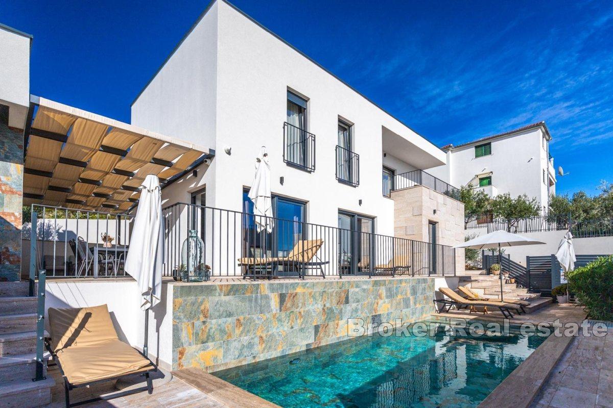 Lyxig villa med pool och havsutsikt