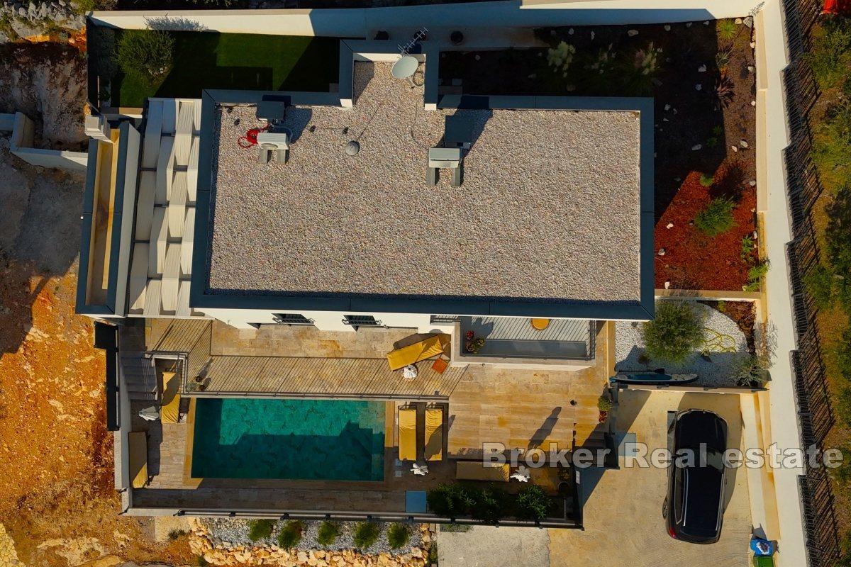 Villa de luxe avec piscine et vue sur la mer