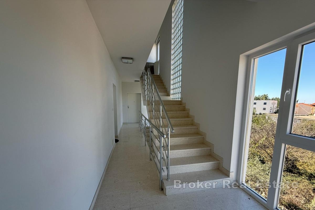 Zwei-Schlafzimmer-Wohnung in einem Neubau mit Parkplatz