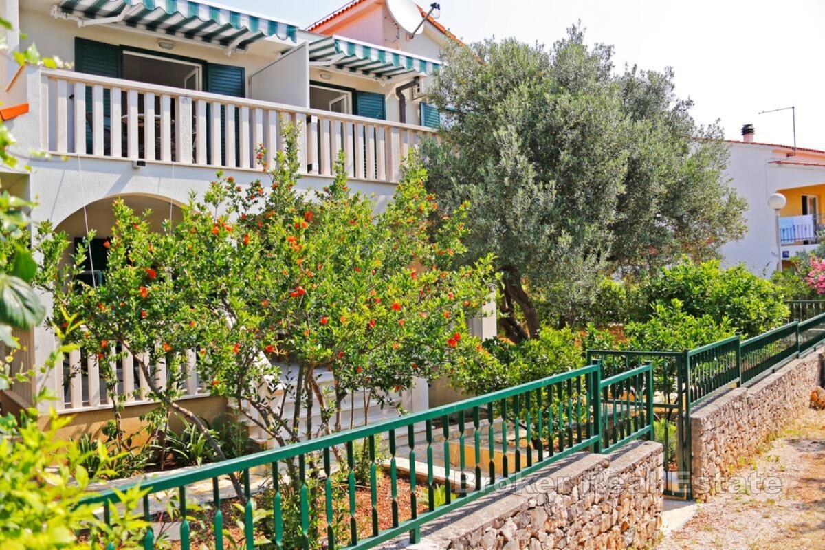 Casa indipendente con giardino mediterraneo