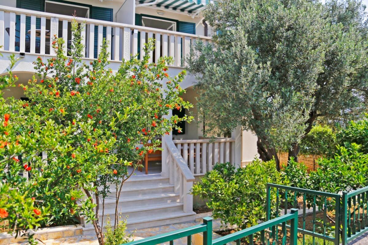 Отдельно стоящий дом со средиземноморским садом