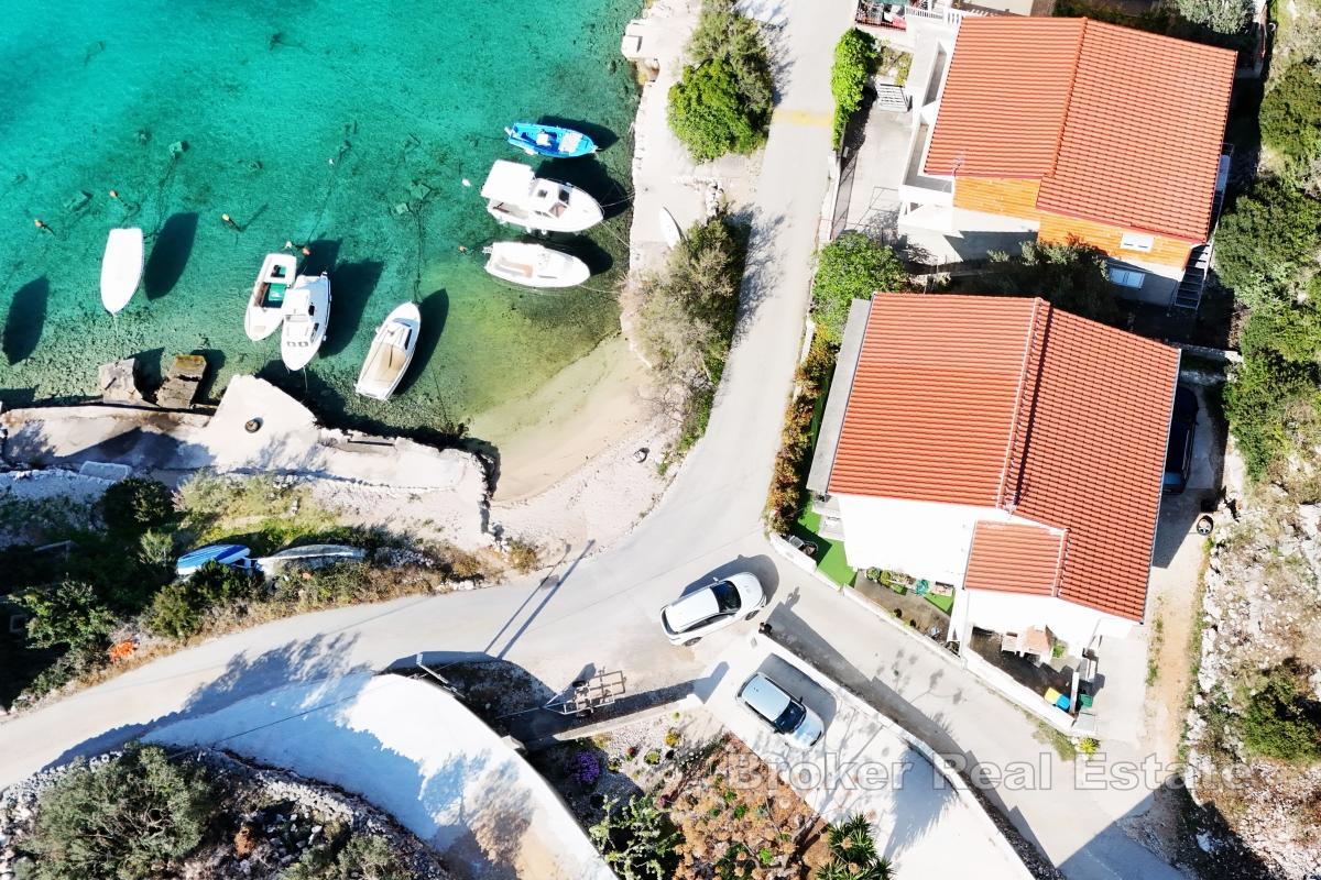 Casa con appartamenti unica in prima fila sul mare