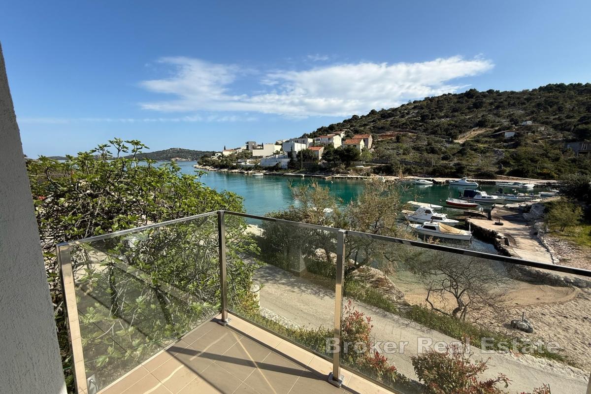 Casa con appartamenti unica in prima fila sul mare