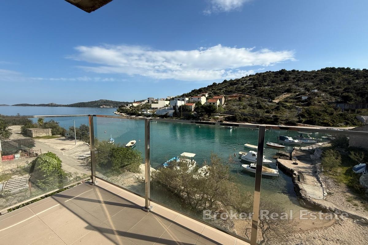 Casa con appartamenti unica in prima fila sul mare