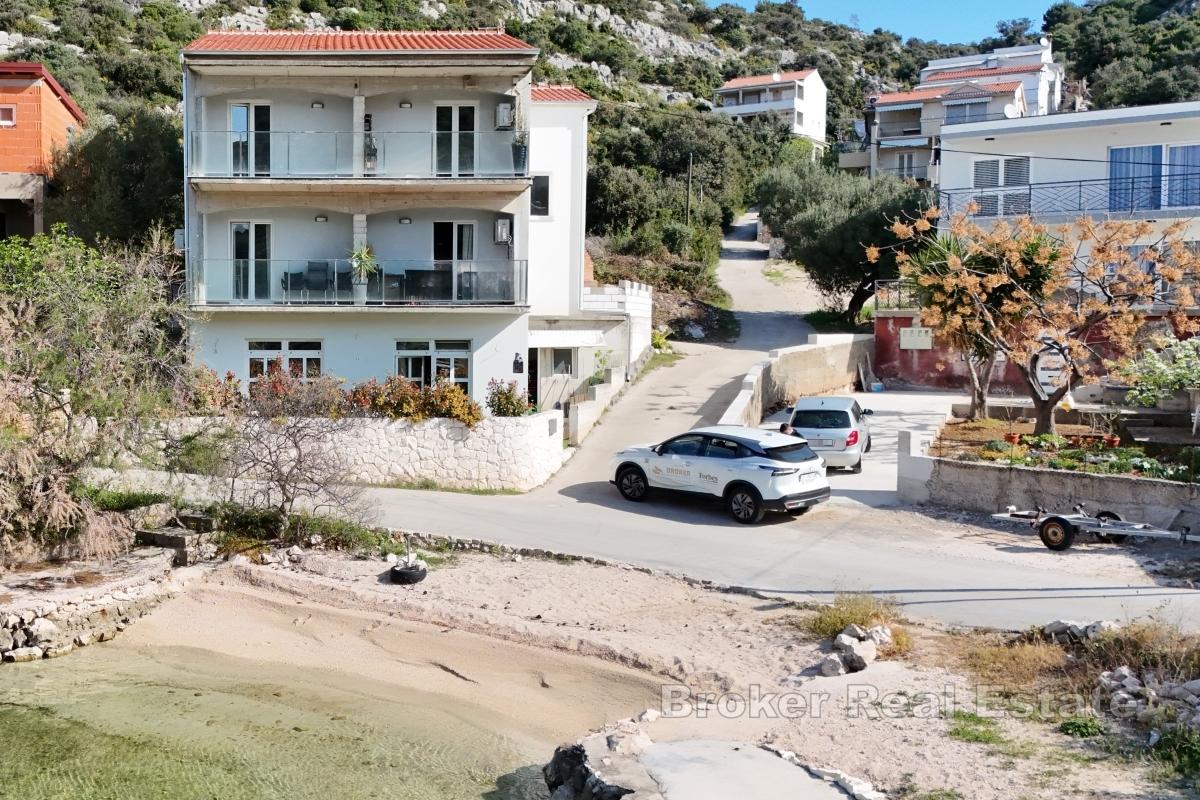 Casa con appartamenti unica in prima fila sul mare