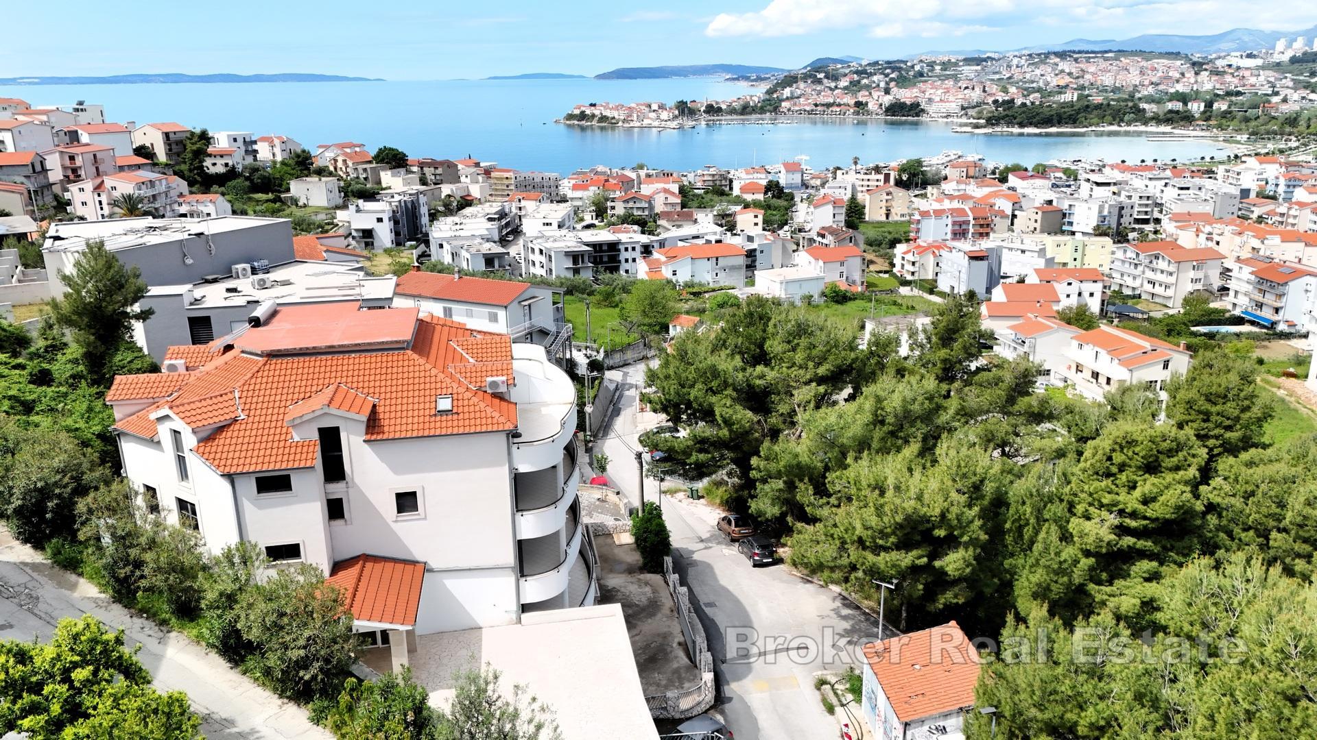 Edificio residenziale con piscina coperta e vista mare