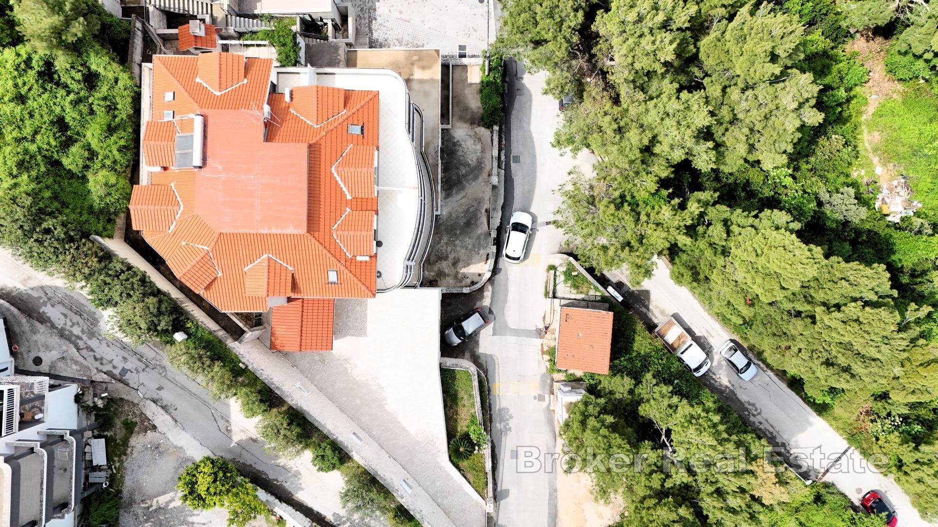 Edificio residenziale con piscina coperta e vista mare