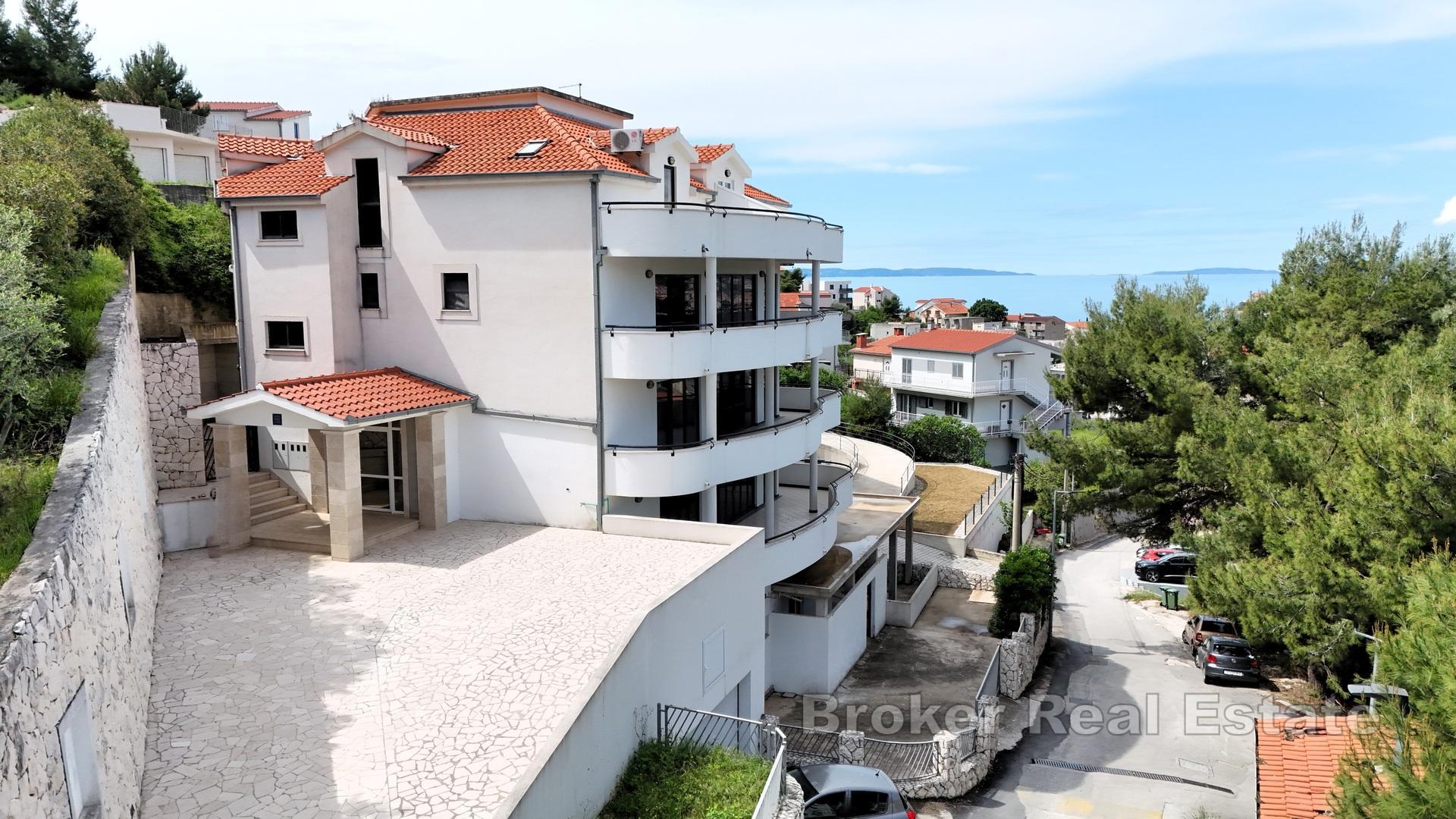 Edificio residenziale con piscina coperta e vista mare